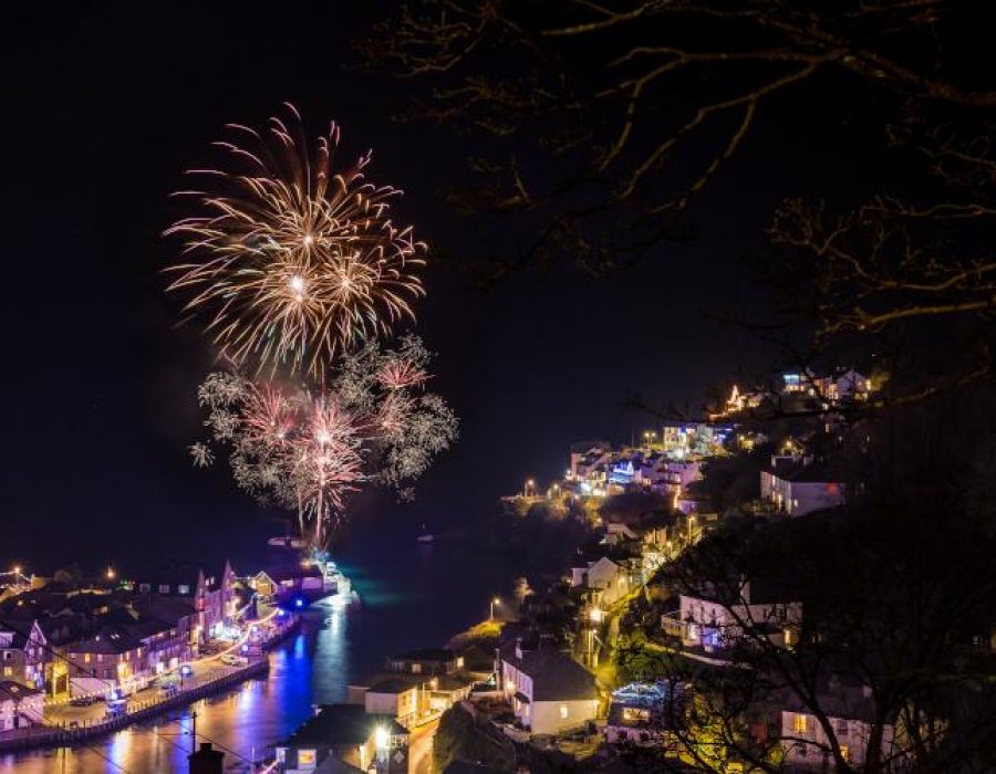 stayincornwall_guides_1651844293053-looe-new-year-fireworks